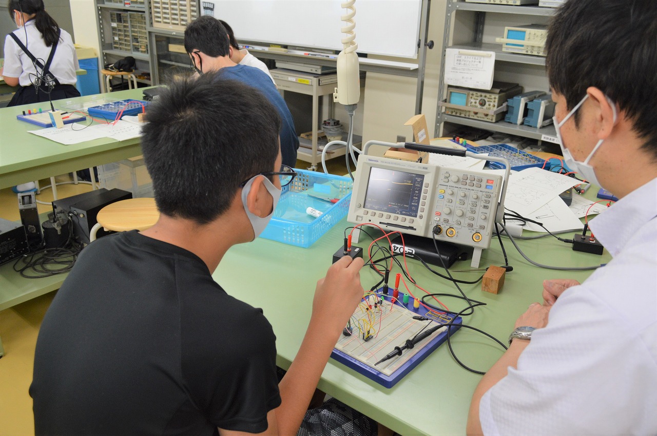 電子回路設計体験講座の様子の写真です。