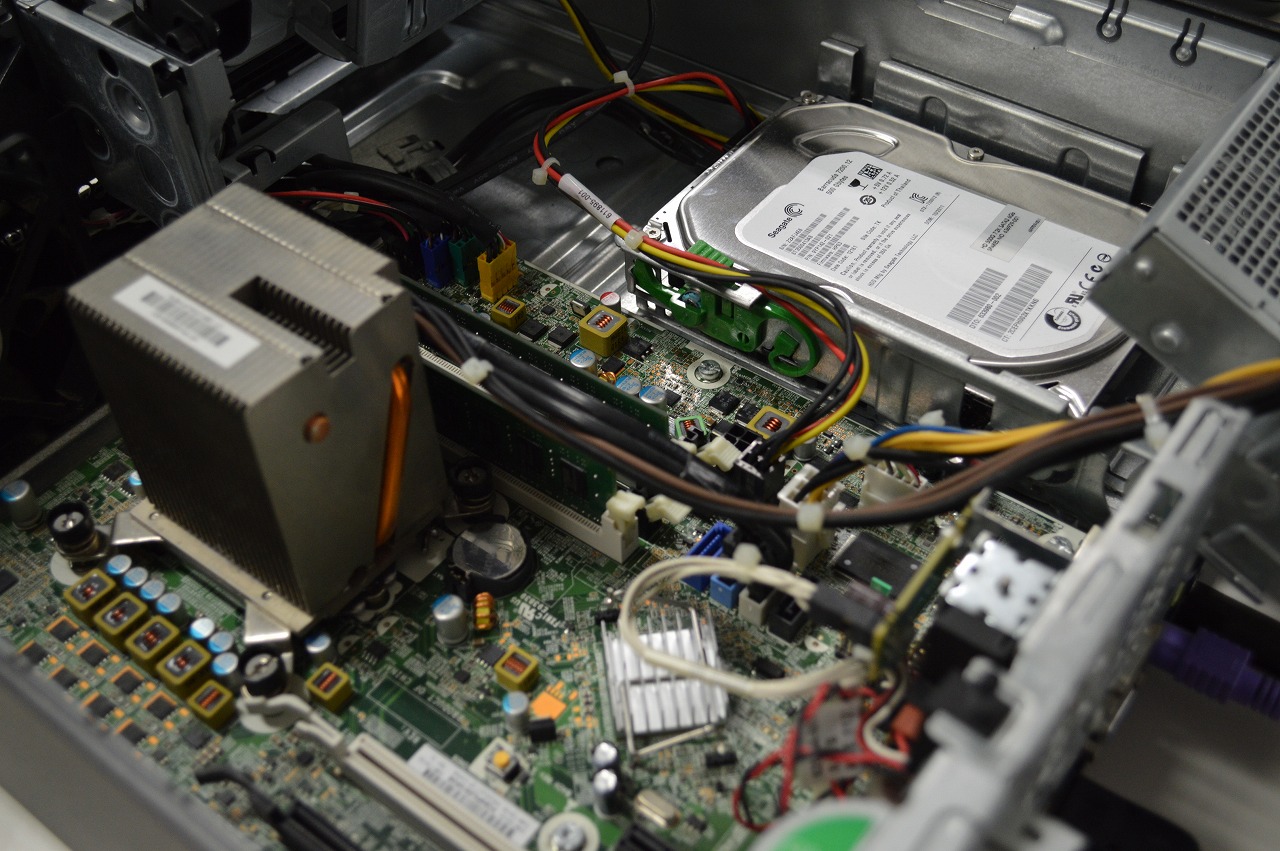 「パソコンの中身をのぞいてみよう」で開いたパソコンの内部構造の様子です