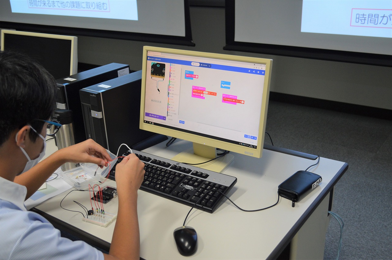 マイクロビット講座 操作画面の様子の写真です。