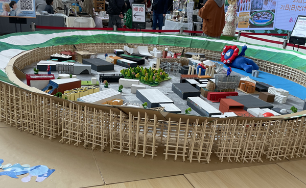 2年3組の大阪・関西万博「大屋根リング」模型を展示しました | 明石高専